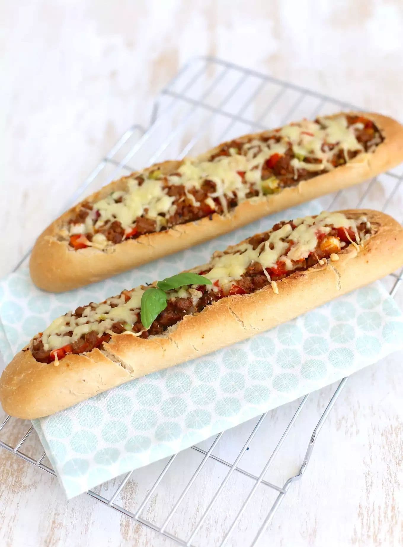 Gevuld stokbrood met gehakt en mozzarella