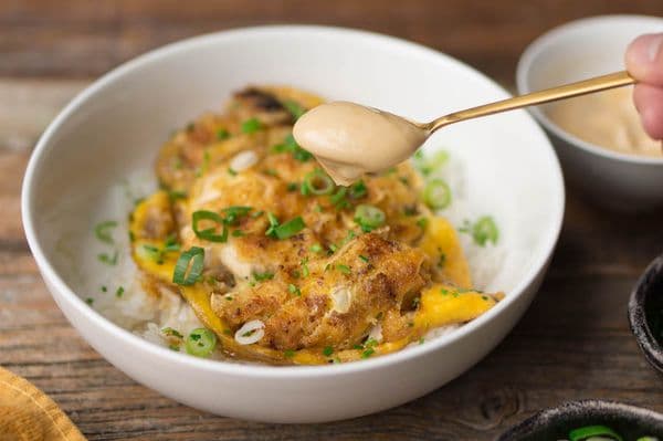 Aziatische rijstbowl met omelet en krokante kip