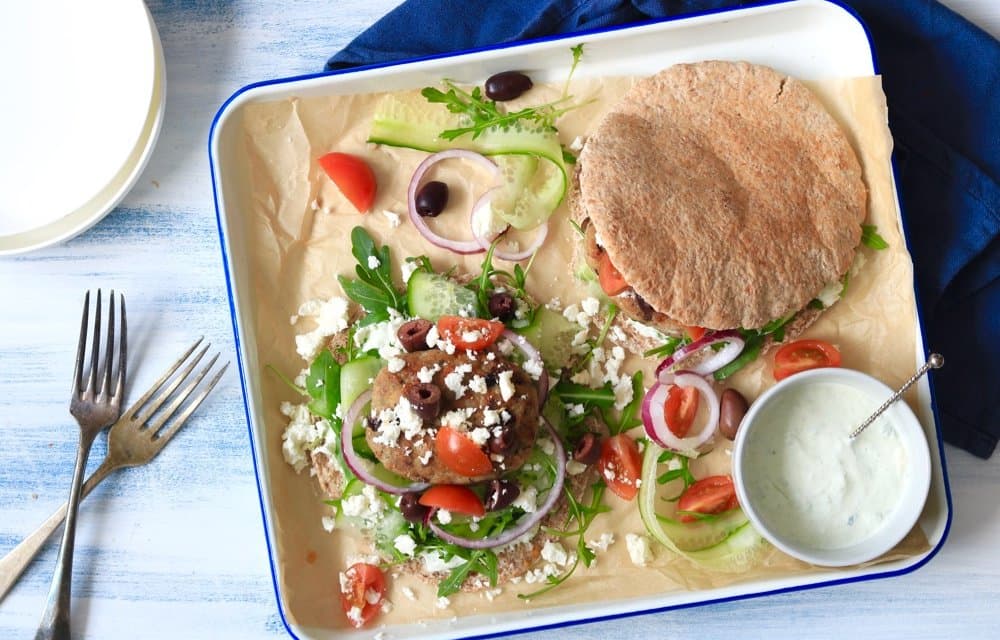 Speltpita’s met Griekse kipburgers en tzatziki